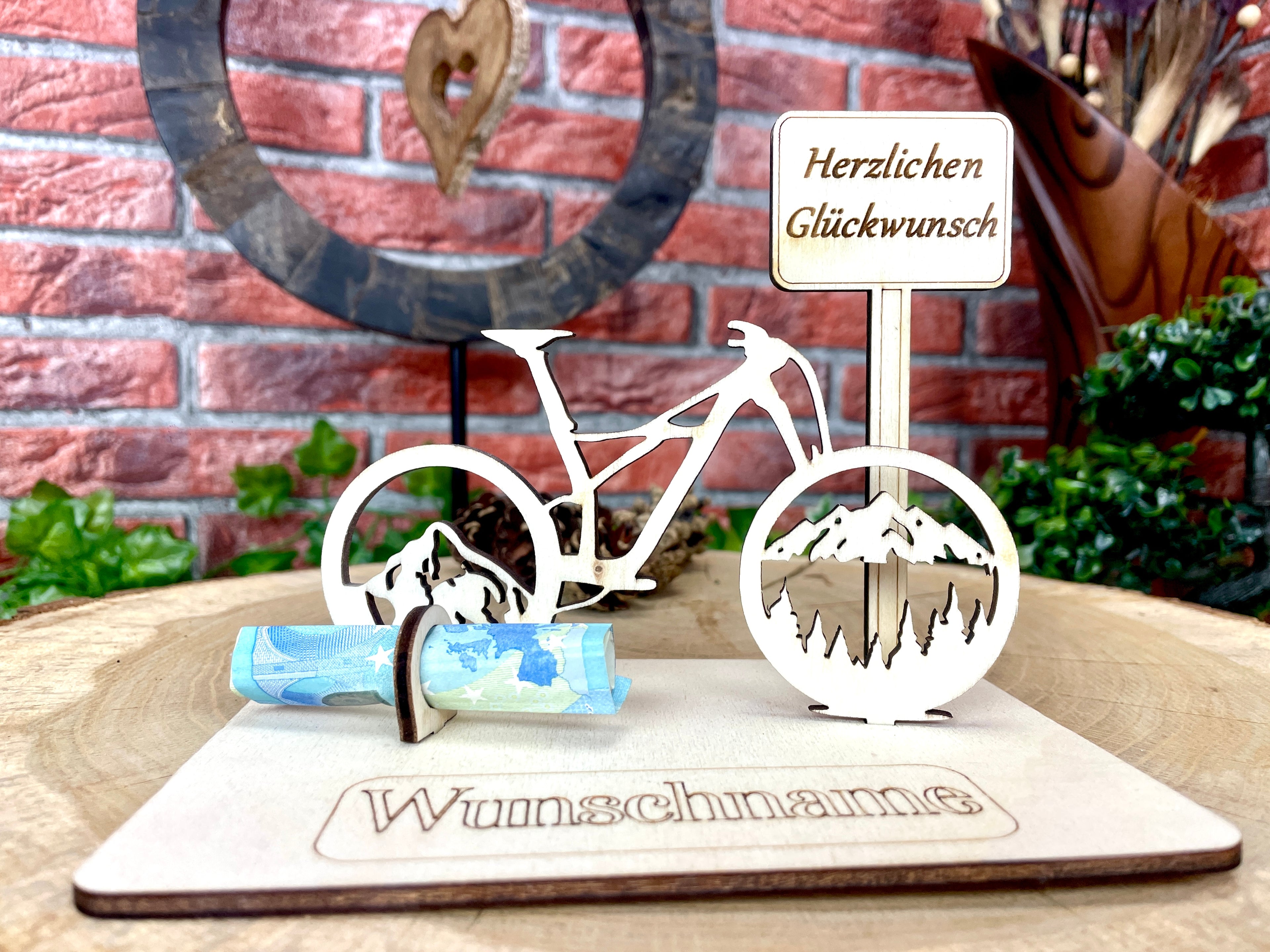 Fahrrad Persönliches Mountainbike Geldgeschenk mit Bergmotiven aus Holz - Individuell mit Wunschtext. Geschenkideen Schilder Bild #1