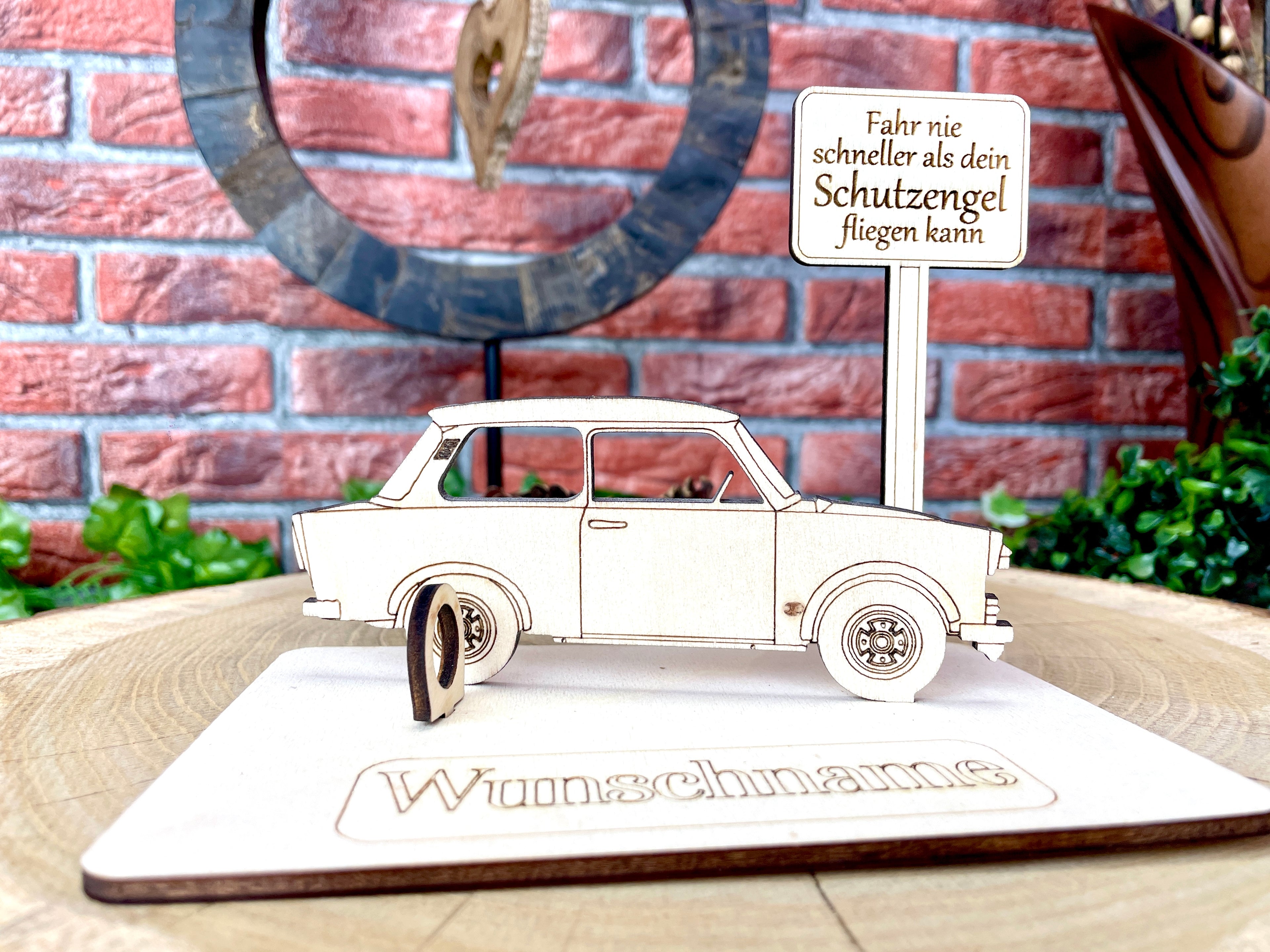 Trabant – Liebevolles Ostfahrzeug-Geldgeschenk aus Holz mit deinem Wunschtext Geld Karte Box Männergeschenk Holzschild zum Verschenken