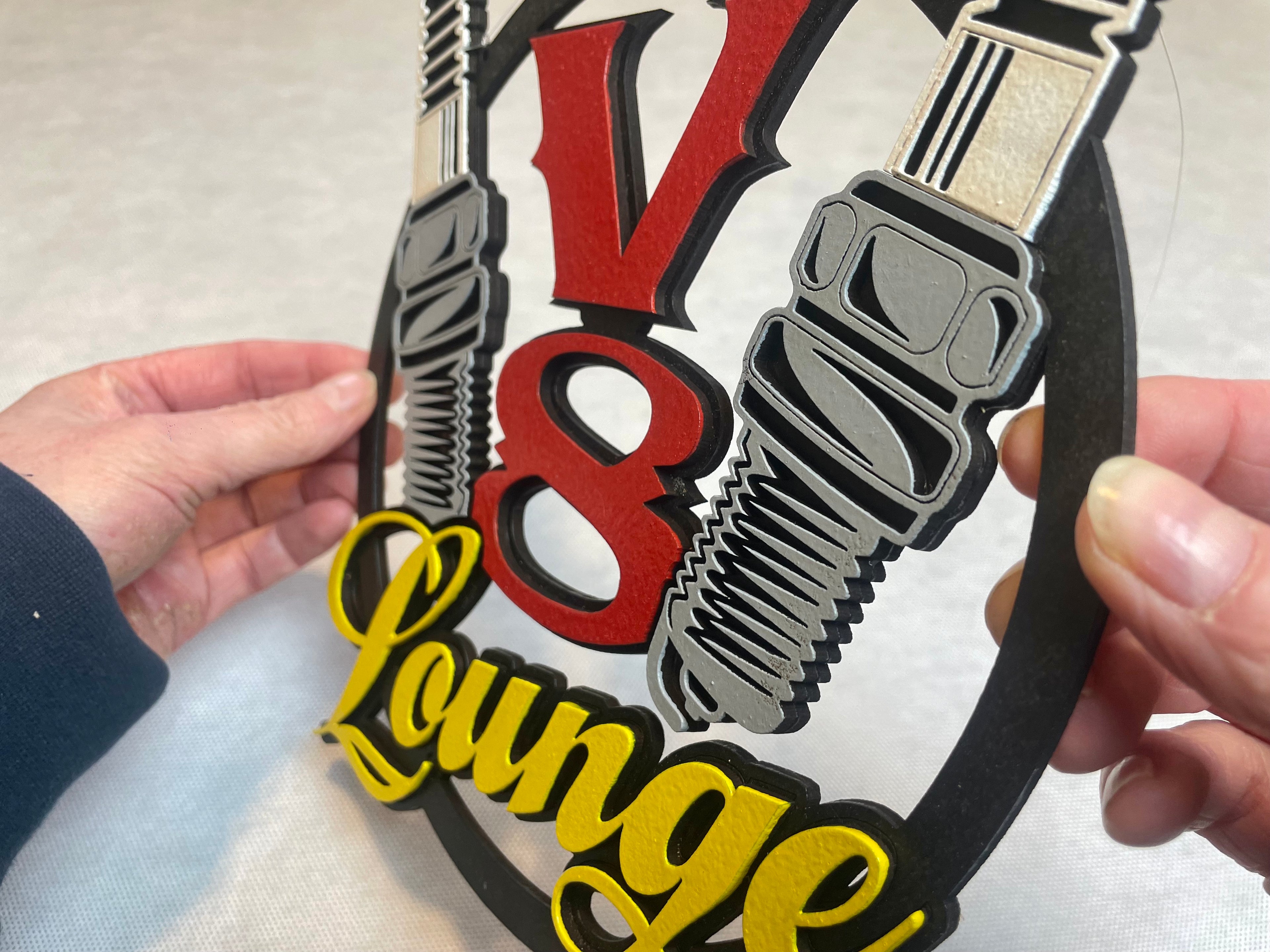 V8 Lounge Schild Scania American Trucks Oldtimer Garage Mustang Garagenwände verschönern Geschenk für Männer Holz Bilder AMG GT Ford Chevy