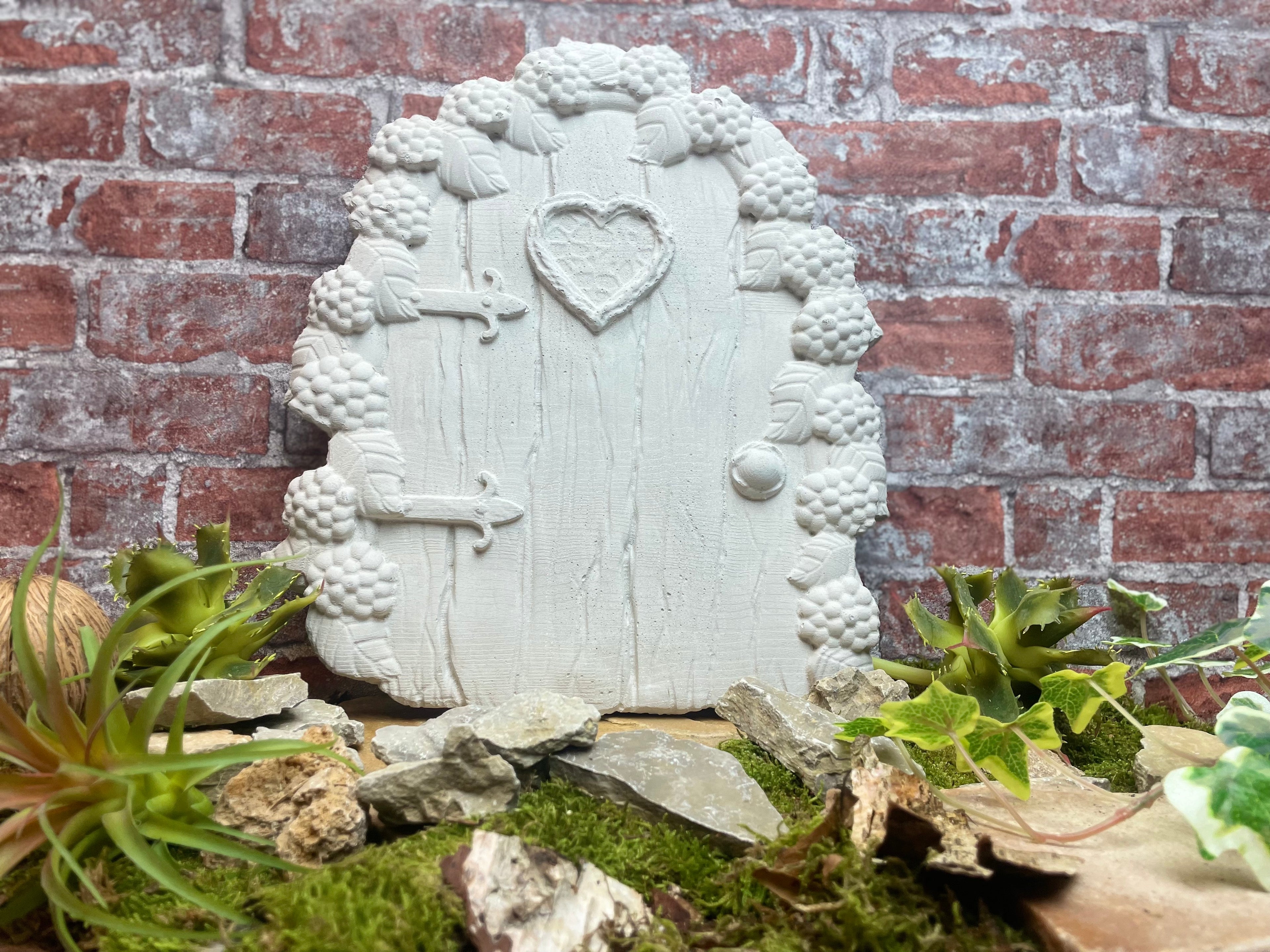 Wichteltür aus Stein Wichtelgeschenk Ideen Hobbit Tür Herz Elfentür Zwergentür Lichtgrau Garten deko Garten Teich