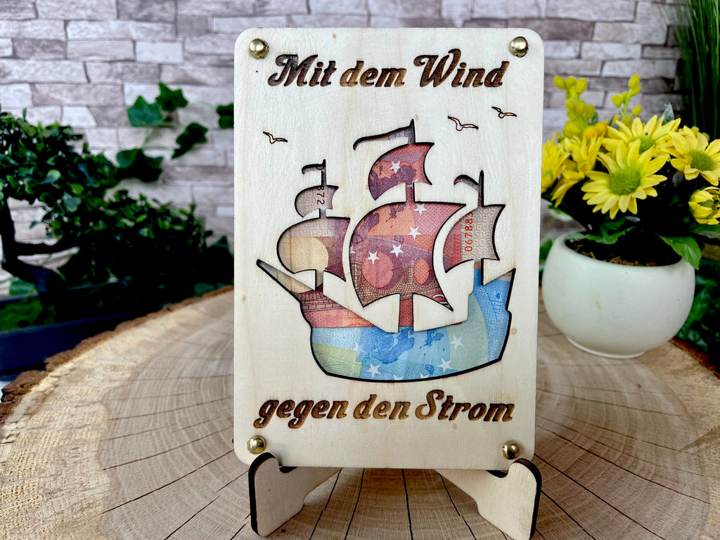 Geldgeschenk Segelboot 'Mit dem Wind gegen den Strom' Geschenkideen Holz Bilder Schilder Geburtstag Hochzeitstag Abschluss Urlaub Abenteuer