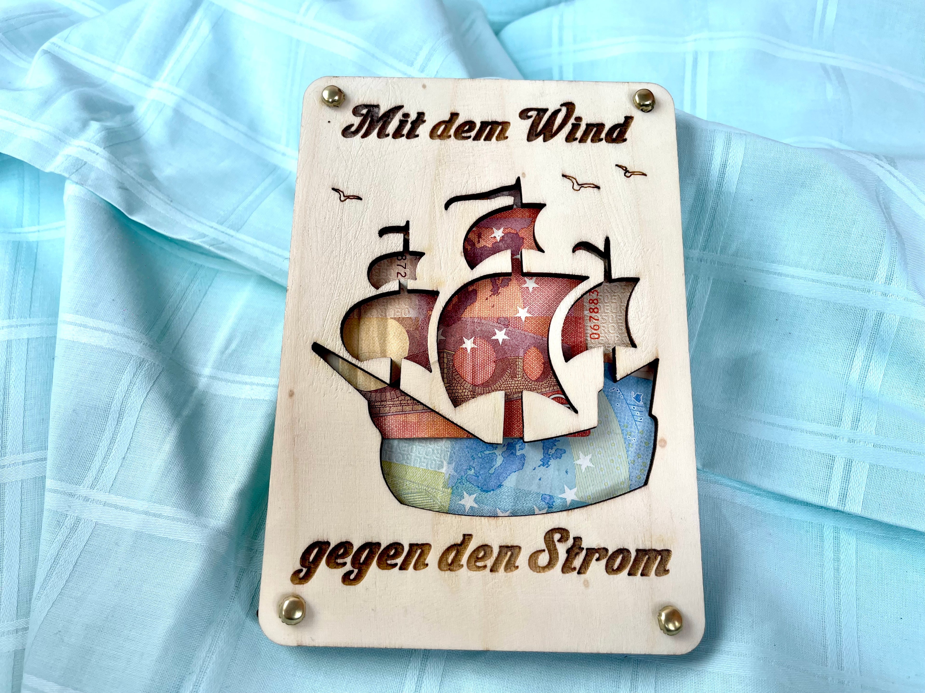 Geldgeschenk Segelboot 'Mit dem Wind gegen den Strom' Geschenkideen Holz Bilder Schilder Geburtstag Hochzeitstag Abschluss Urlaub Abenteuer