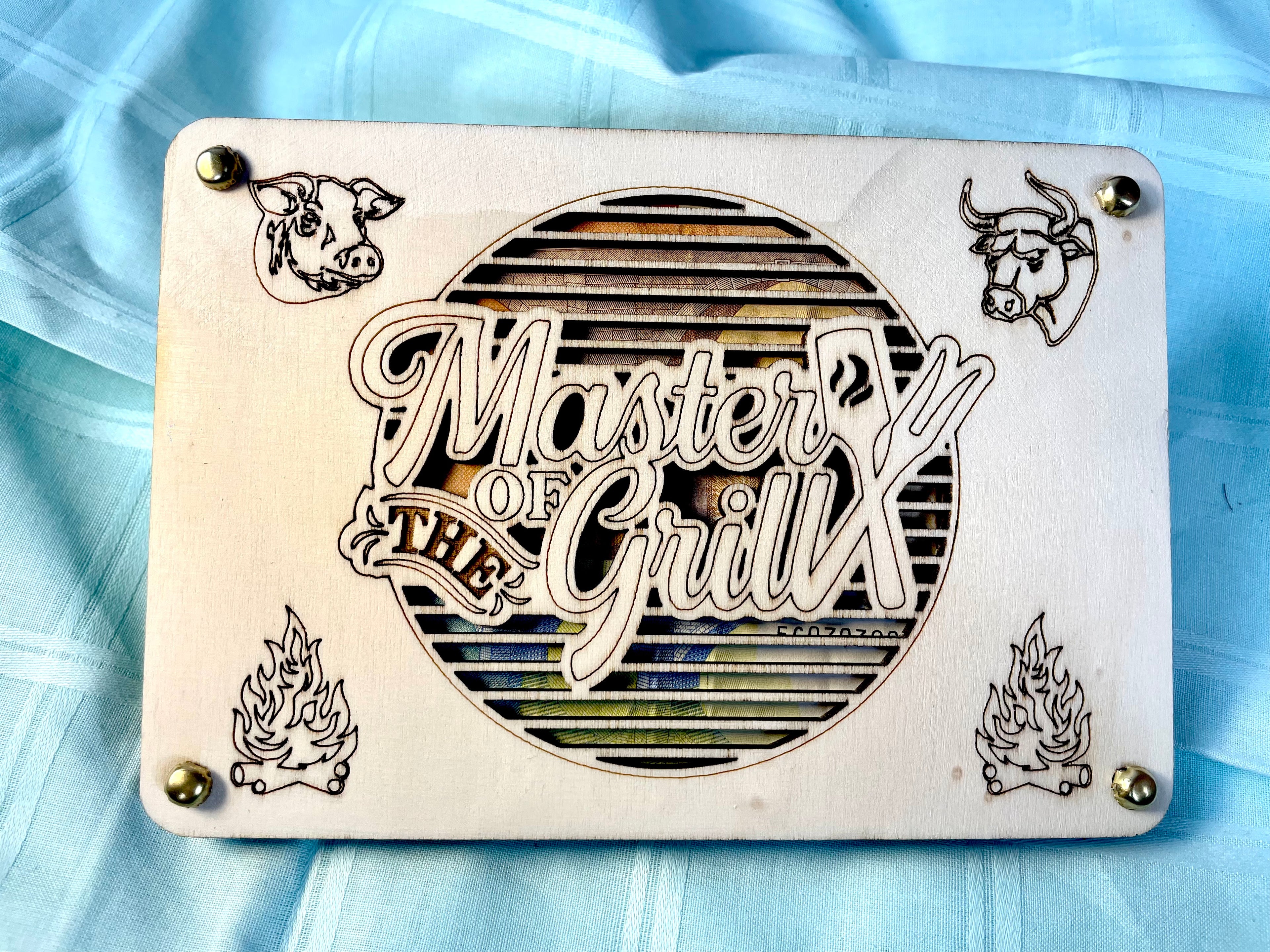Geldgeschenk Grill 'Master of the Grill' Geschenkideen Holz Bilder Schilder Geburtstag Urlaub Abenteuer Grillparty Poolparty Lagerfeuer