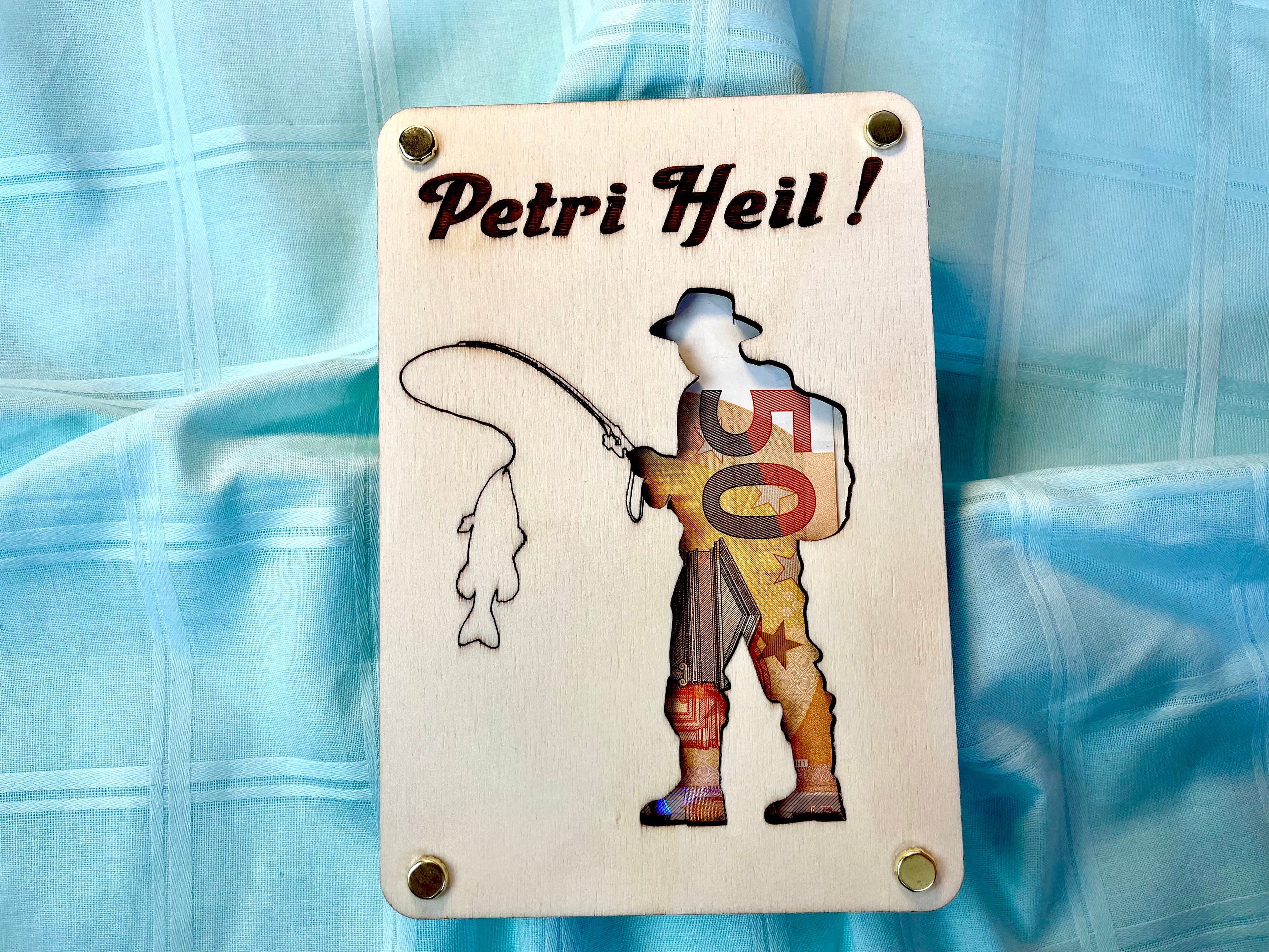 Geldgeschenk Angler 'Petri Heil!' Geschenkideen Holz Bilder Schild Design Angeln Fischen Outdoor Urlaub Erholung