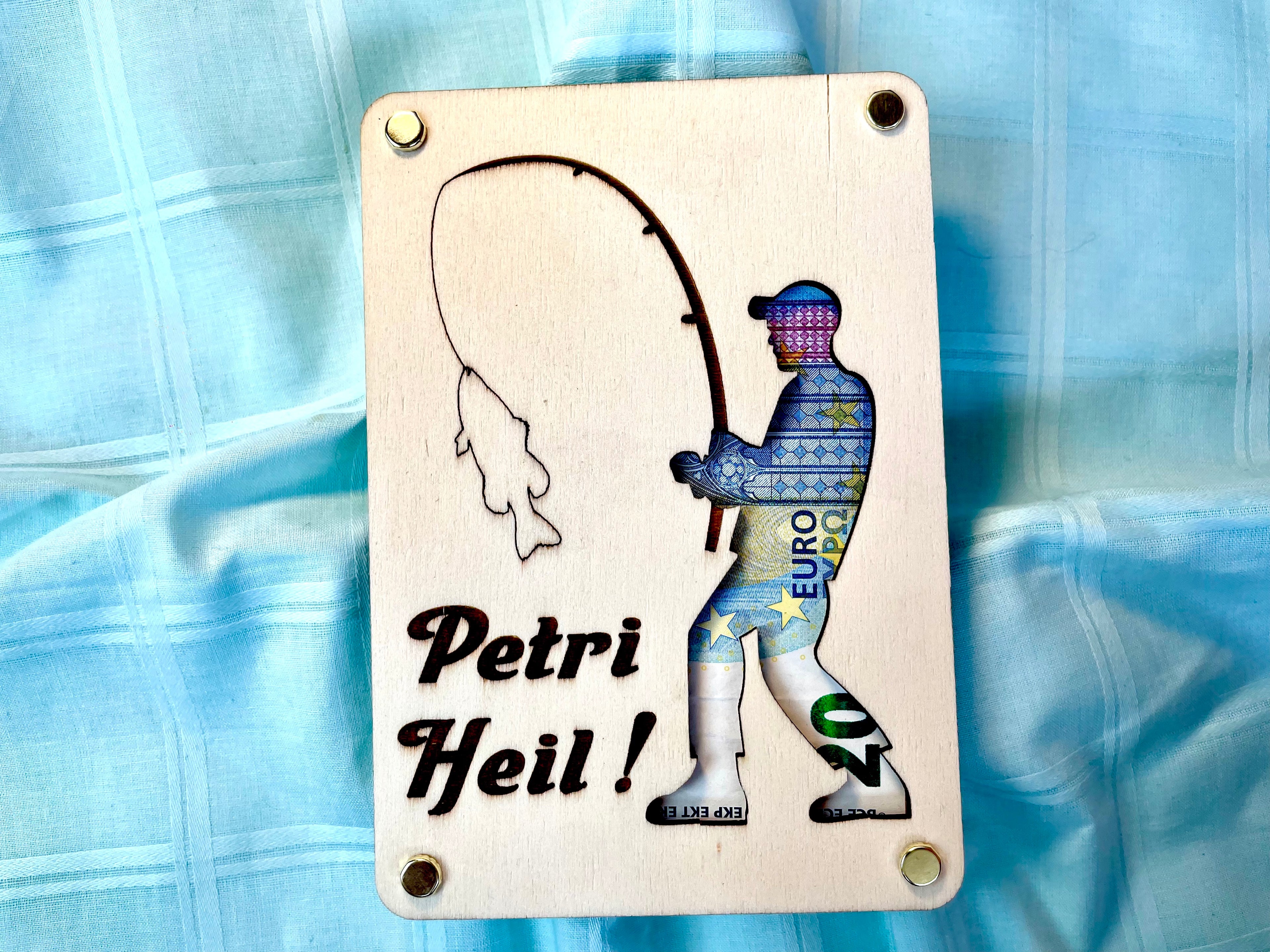 Geldgeschenk Angler 'Petri Heil!' Geschenkideen Holz Bilder Schild Design Angeln Fischen Outdoor Urlaub Erholung