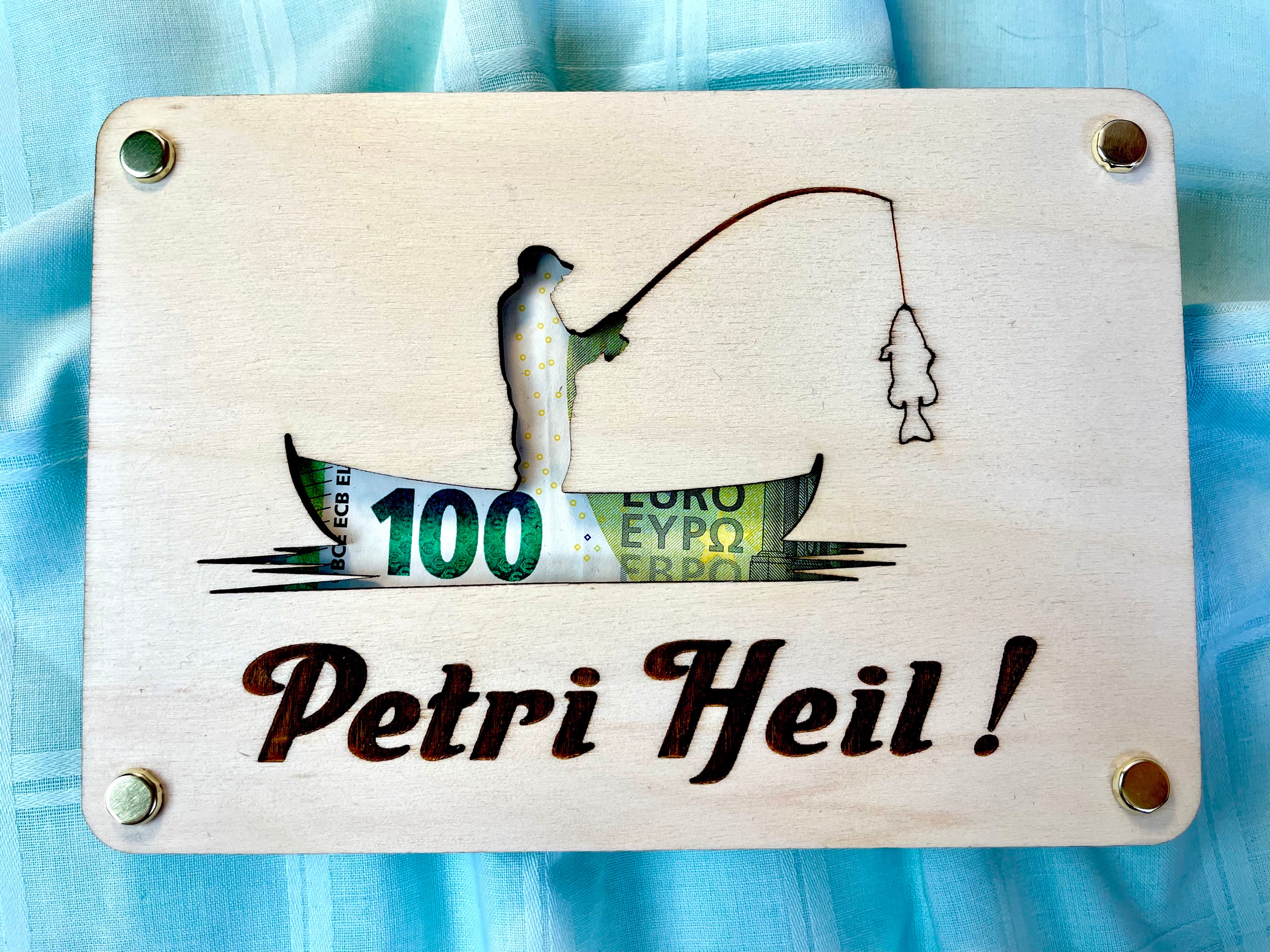 Geldgeschenk Angler 'Petri Heil!' Geschenkideen Holz Bilder Schild Design Angeln Fischen Outdoor Urlaub Erholung