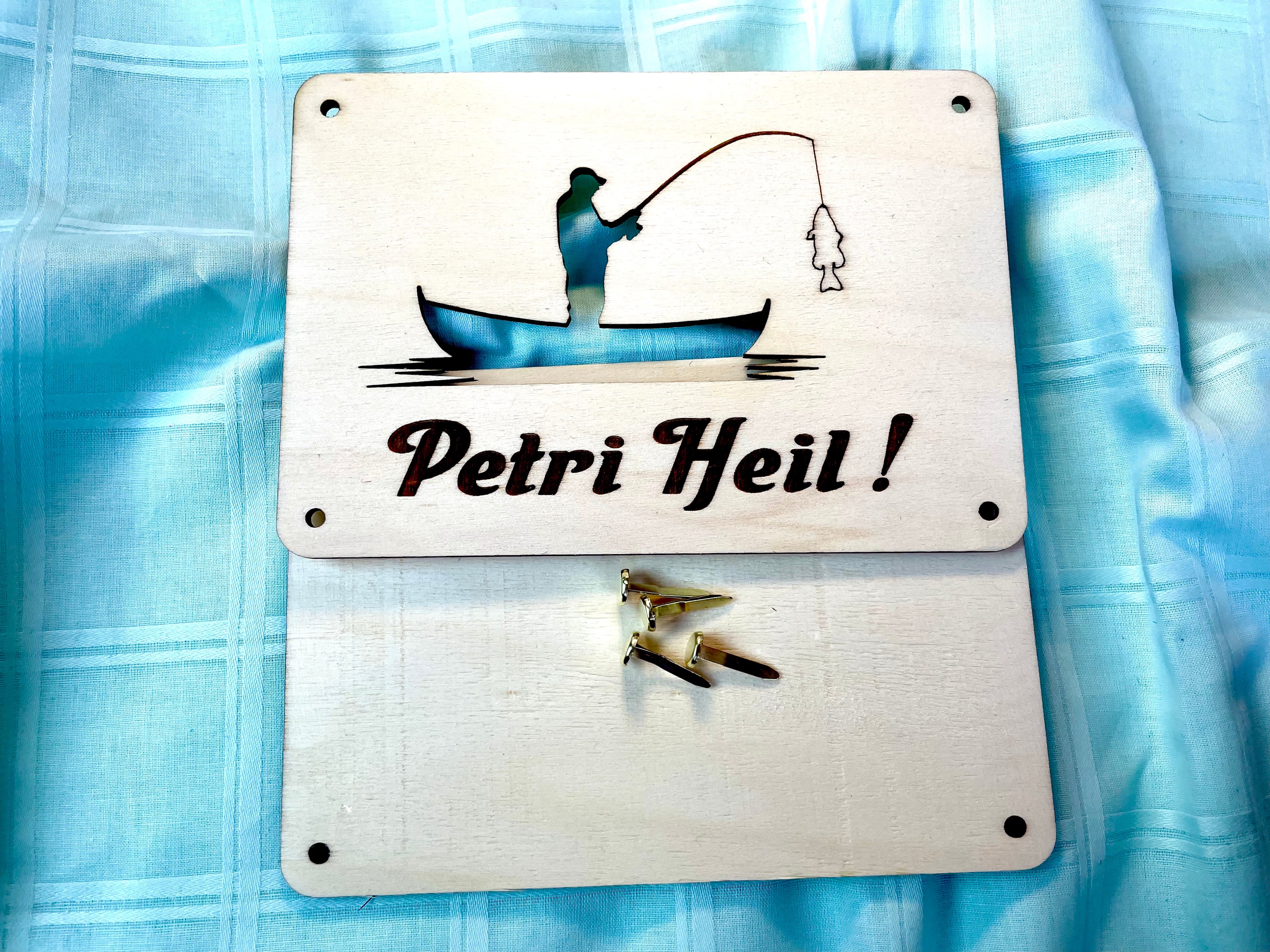 Geldgeschenk Angler 'Petri Heil!' Geschenkideen Holz Bilder Schild Design Angeln Fischen Outdoor Urlaub Erholung